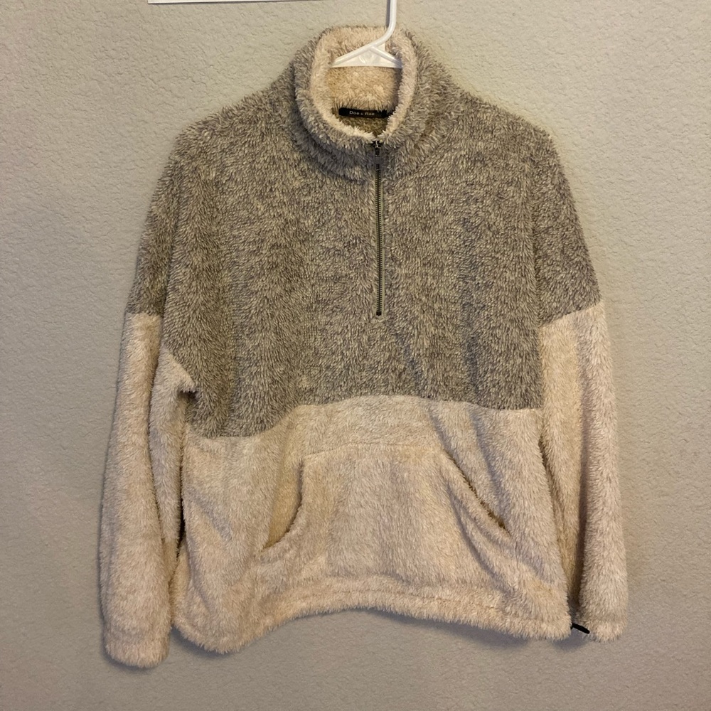 Two tone fuzzy sweatshirt small Defective sleeve